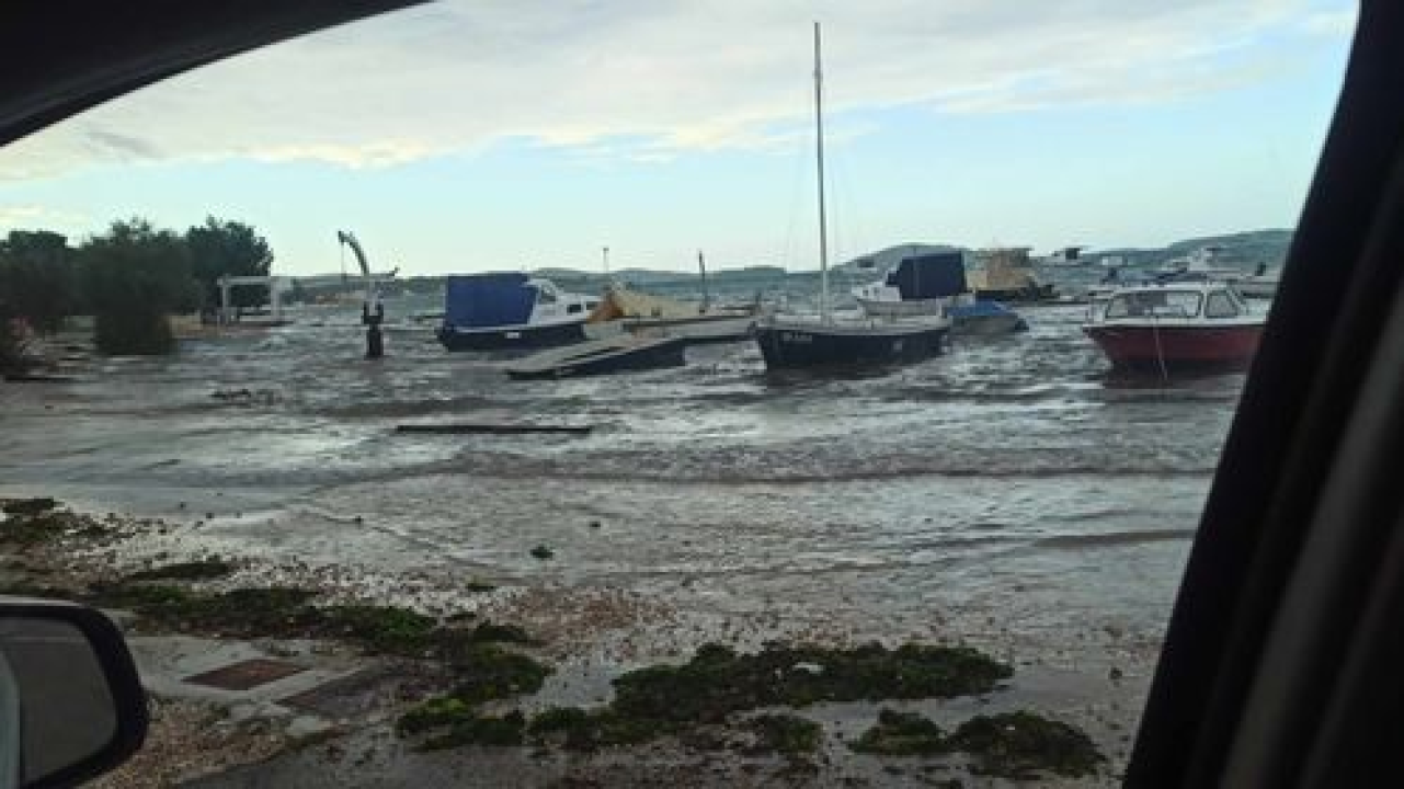 Posljedice olujnog nevremena: U Šibeniku su jugo i plima poplavili Jadriju i Brodaricu 