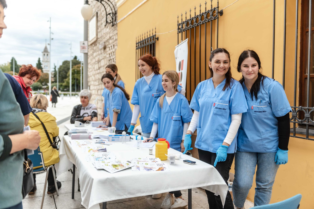 Međunarodni dan šećerne bolesti: Učenice Medicinske škole mjerile Šibenčanima šećer u krvi