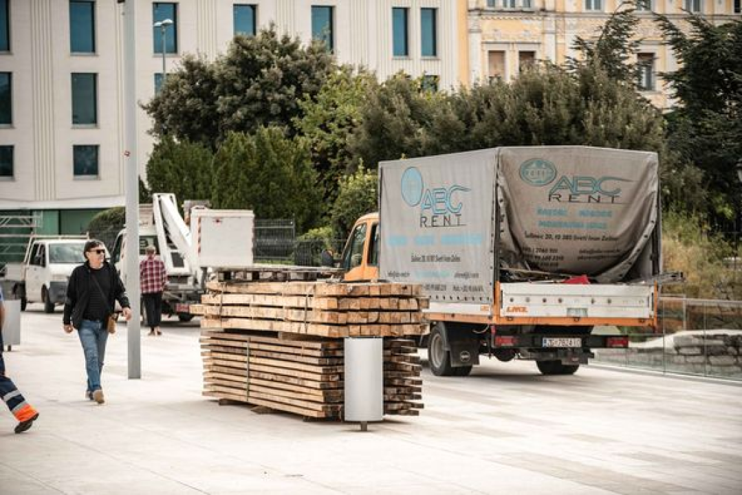 Postavlja se klizalište na šibenskoj Poljani, uskoro otvorenje 