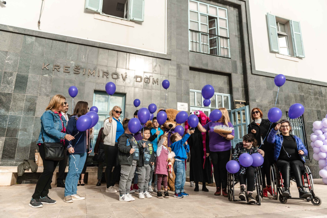 U Šibeniku obilježen Dan palčića: 'Našim anđelima među zvijezdama poslali smo balone na dar'