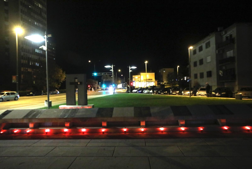 I na Baldekinu zapaljene svijeće u čast žrtvama Vukovara i Škabrnje