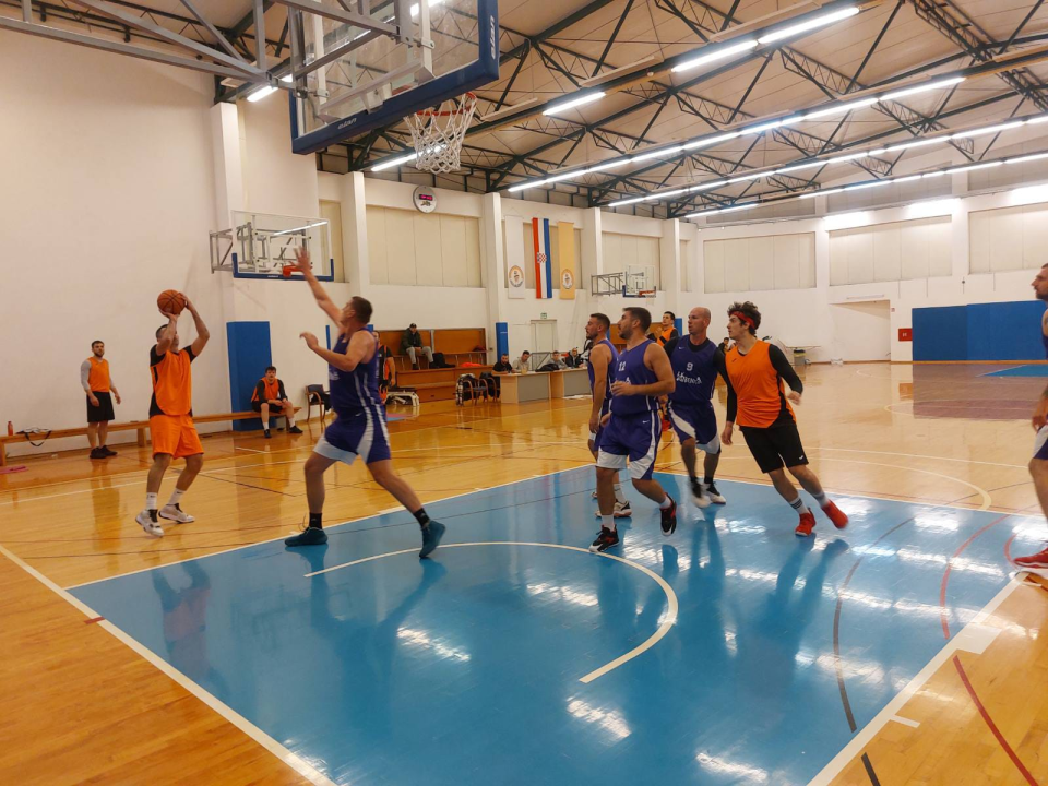 Šibenska rekreativna košarkaška liga: Branitelj naslova došao do prve pobjede, uz 118 postignutih poena