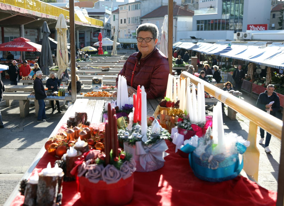 Prvi adventski vijenci stigli na šibensku pijacu 