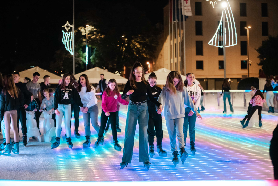 Šibenčani proklizali: Otvorena atraktivna ledena površina na Poljani 