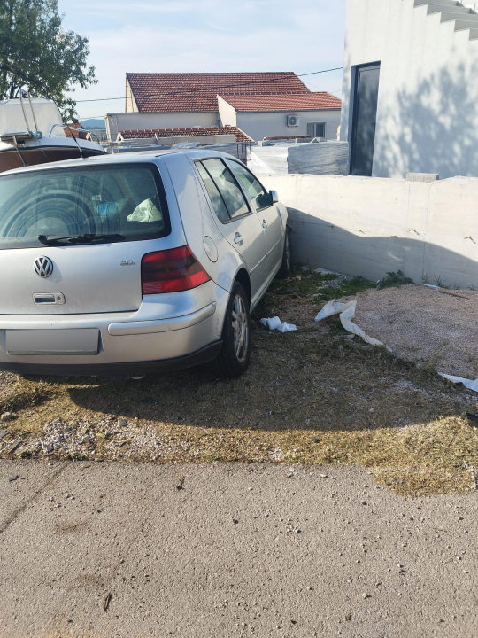 Vozačica u Ražinama udarila u vozilo ispred, sletjela s ceste, probila ogradu i završila u zidu kuće