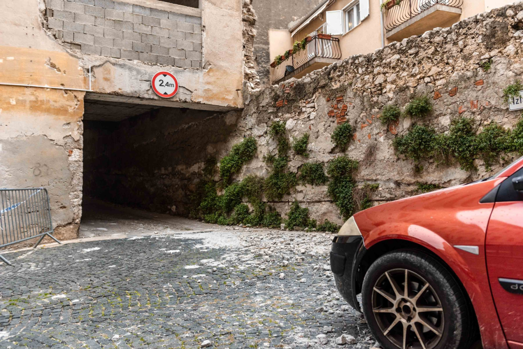 Jugo srušilo beton s fasade na parkingu u Šarinoj pekari: Ne može se autom vani preko gornjeg izlaza 