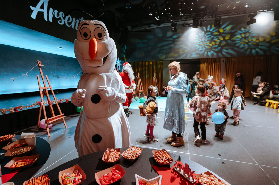 Arsenturica pun pogodak: Djeca uživala u radionicama i predstavi, a posjetio ih je i Djed Božićnjak