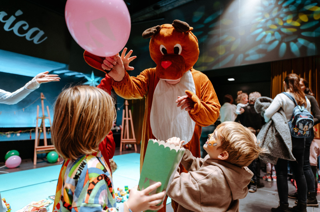 Arsenturica pun pogodak: Djeca uživala u radionicama i predstavi, a posjetio ih je i Djed Božićnjak