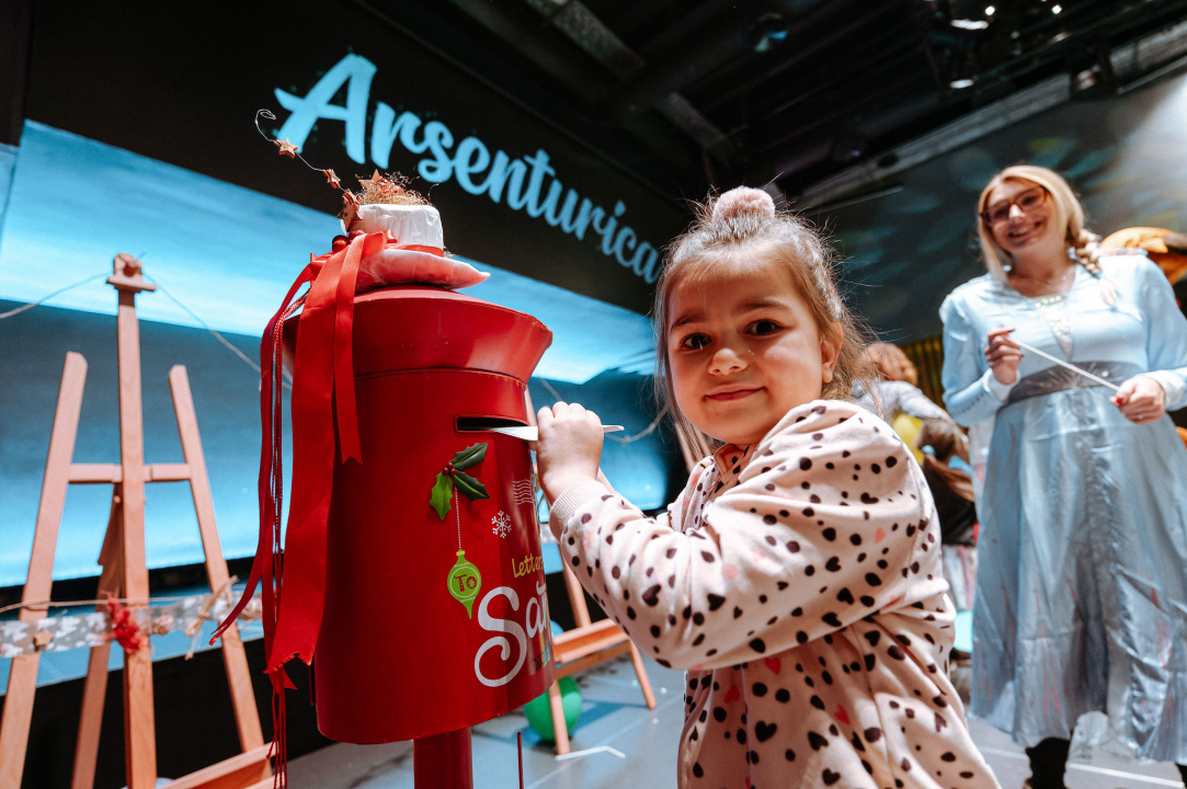 Arsenturica pun pogodak: Djeca uživala u radionicama i predstavi, a posjetio ih je i Djed Božićnjak