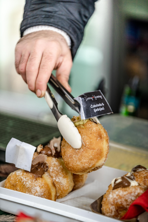 Soparnik, sarme, gulaš, burgeri, kobasice: Provjerili smo gastro ponudu na Adventuri i odlična je