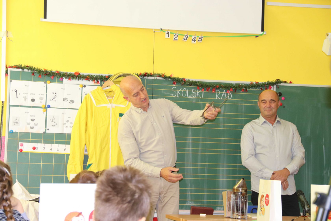 Školski medni dan s hrvatskih pčelinjaka obilježen u šibenskim osnovnim školama