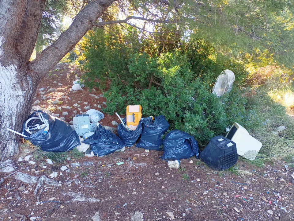 Tri pokvarena frižidera ponosno stoje u šumi između mosta i TEF-a: 'Nadamo se da će građani više prestati s tim'