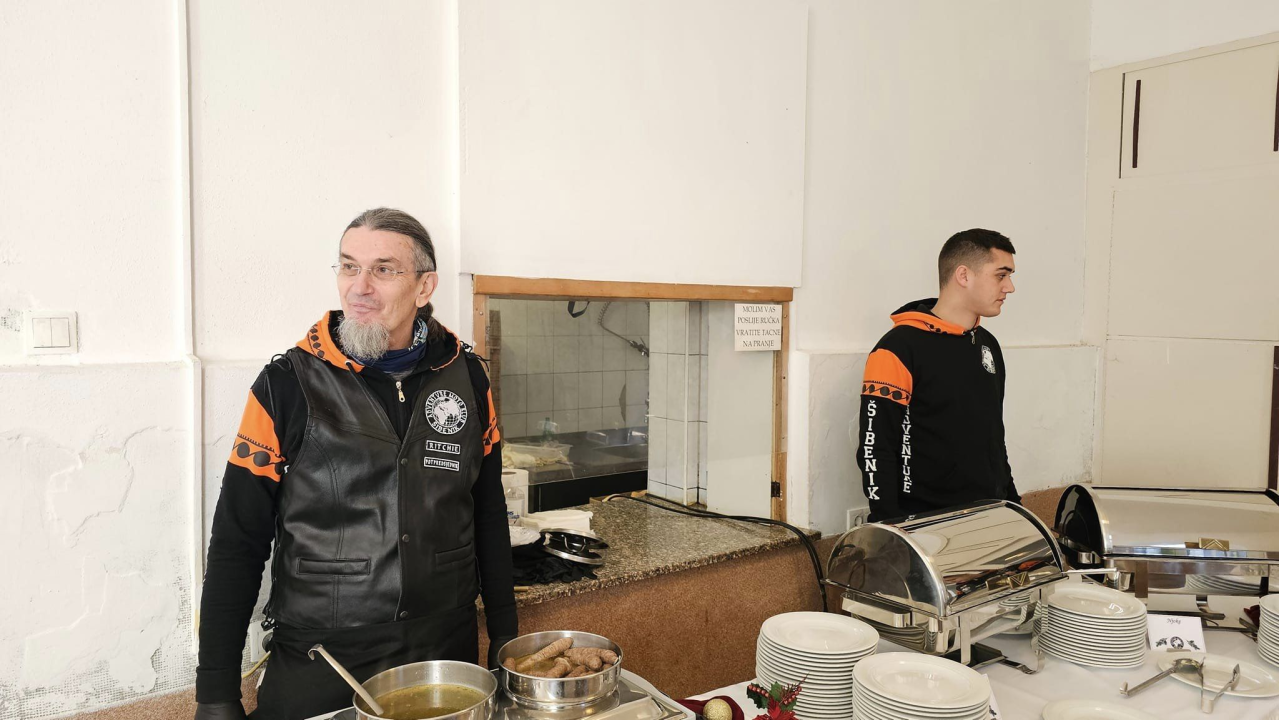 Moto klub Adventure Šibenik ispred pučke kuhinje spremio gozbu za potrebite 