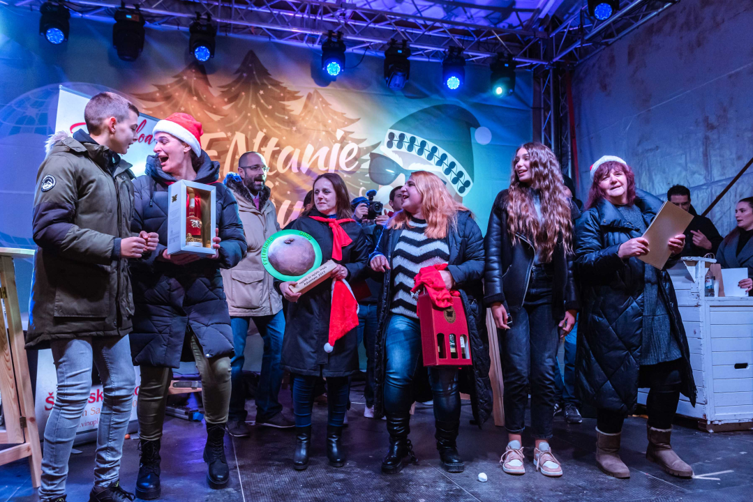 Osam svirki na Adventurinoj pozornici: Veliko finale uz Fenixe na Badnjak!