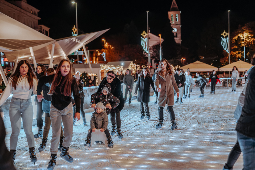 Osam svirki na Adventurinoj pozornici: Veliko finale uz Fenixe na Badnjak!