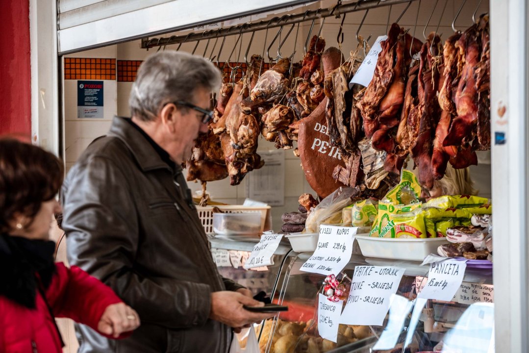 Za blagdane svi žele tuke, pivce i patke: Sve ćete naći na pijaci u Petrović Delikatesama