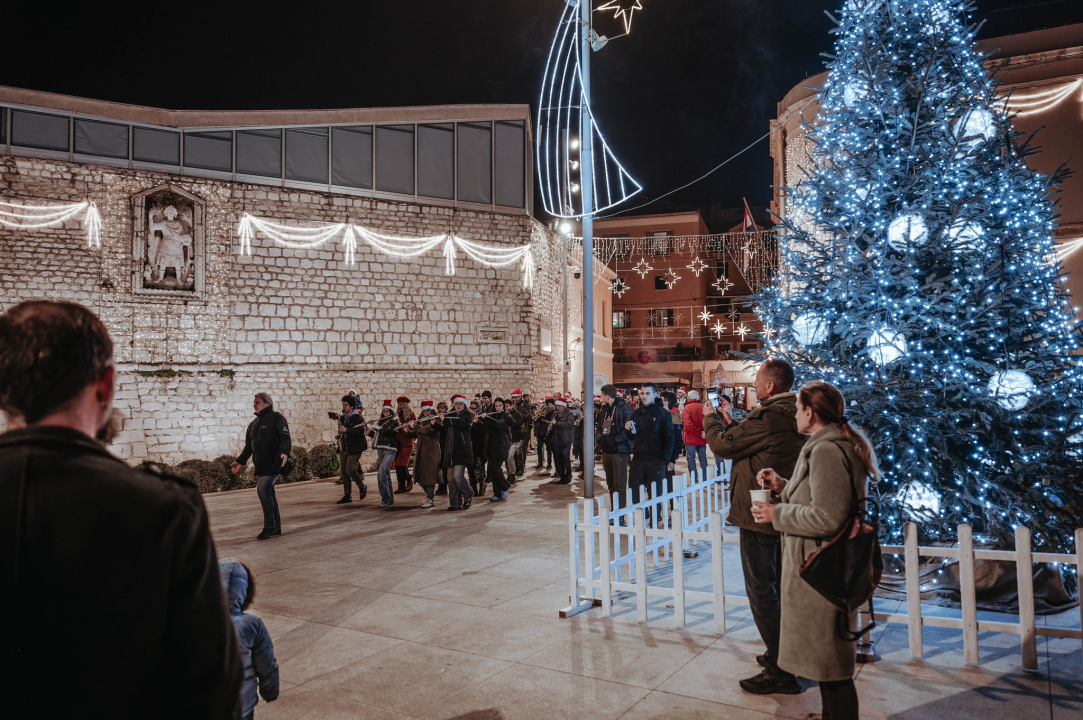 Šibenska narodna glazba promenadom razveselila Šibenčane