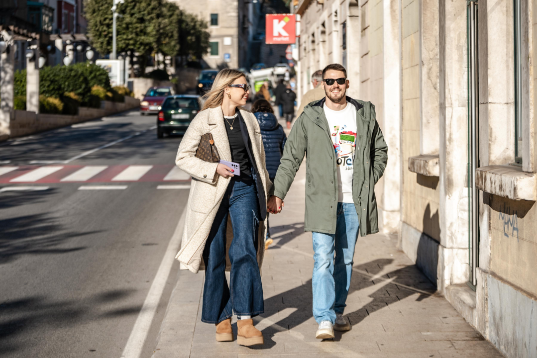 Zanimljive čizme i topli kaputi: Evo što se ovih dana nosilo po Šibeniku