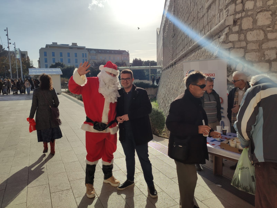 Domovinski pokret na Poljani građanima podijelio 100 porcija fritula
