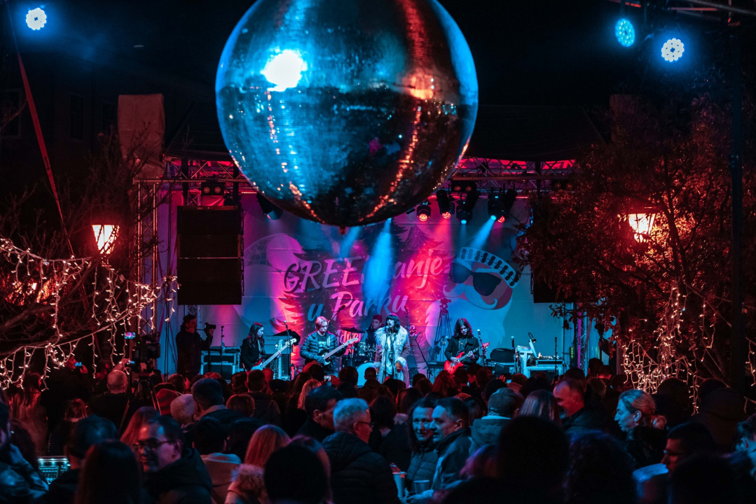 Šibenski srednjoškolski bendovi u maniri rock zvijezda napunili park