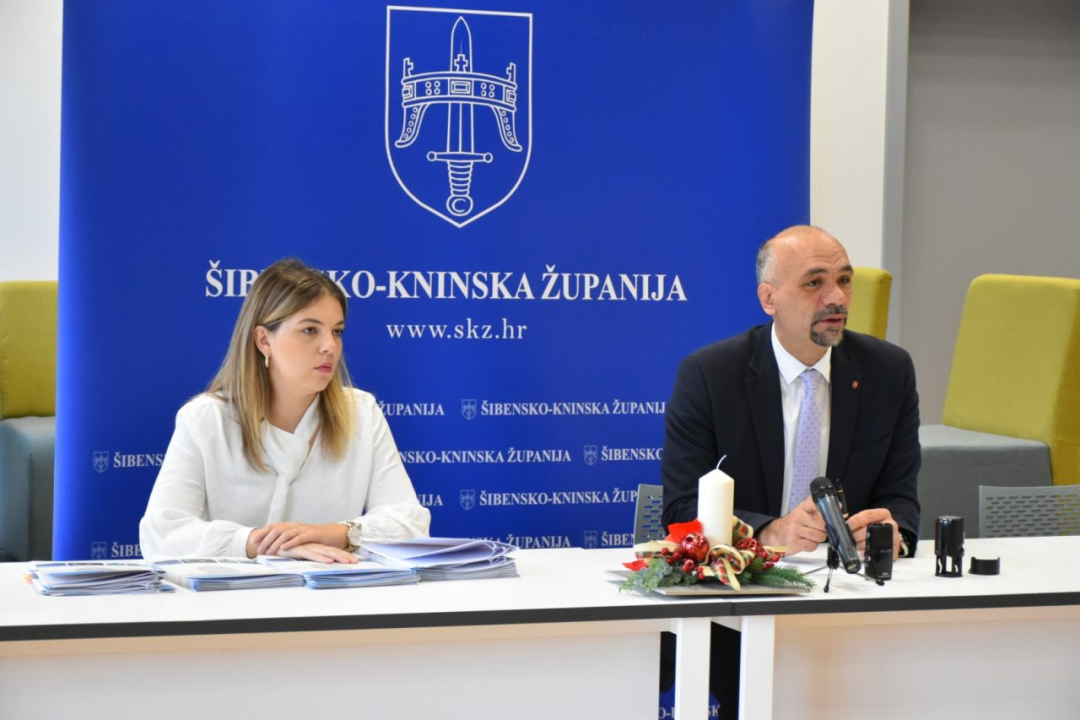 Župan potpisao ugovore s učenicima i studentima koji će primati županijske stipendije