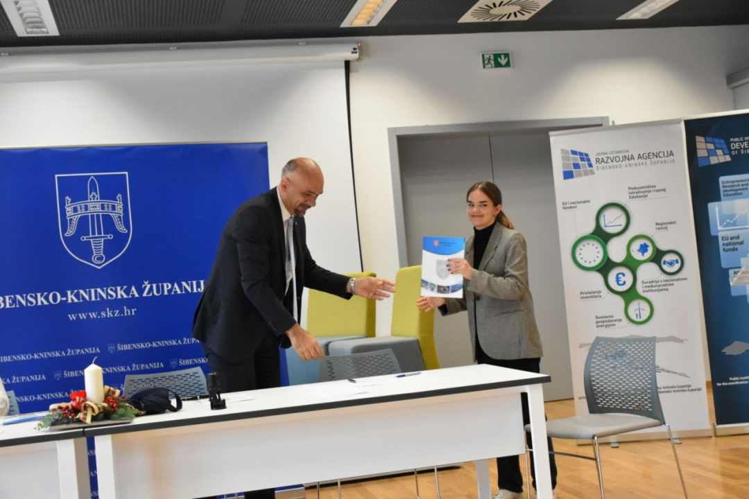 Župan potpisao ugovore s učenicima i studentima koji će primati županijske stipendije