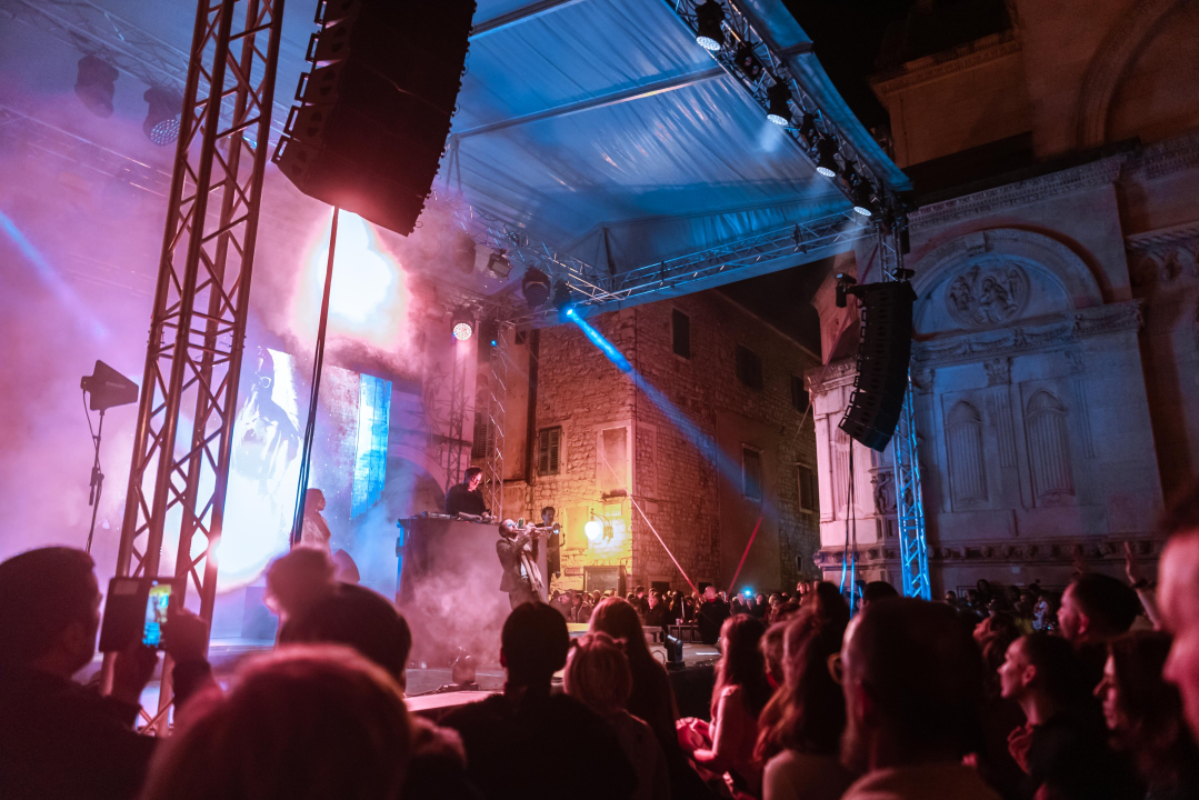 Spektakularan uvod u najluđu noć u godini: Parov Stelar oduševio Šibenčane  