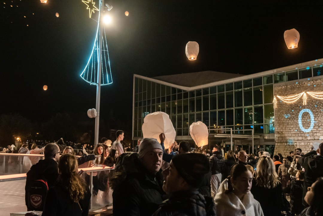 Lampioni  dobrih želja obasjali nebo iznad Šibenika