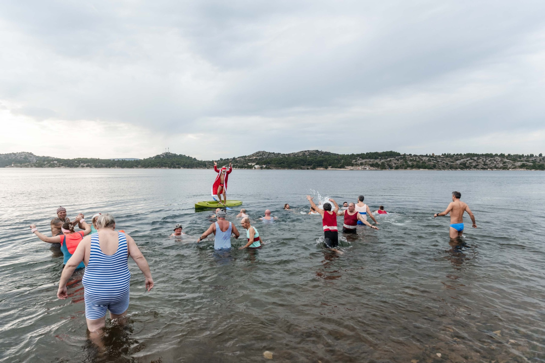 Šibenčani u retro kostimima zaplivali na Banju i obilježili 180 godina turizma u gradu