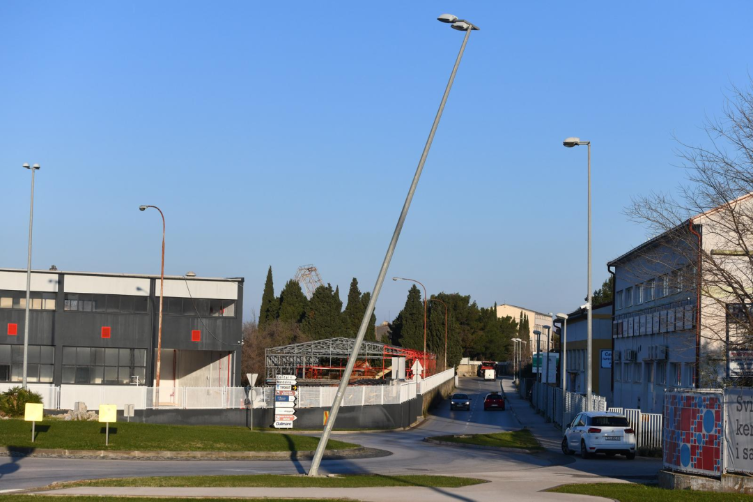 Rasvjetni stup na kružnom u Mandalini kao kosi toranj u Pisi, samo se ovaj nije sam iskrivio 