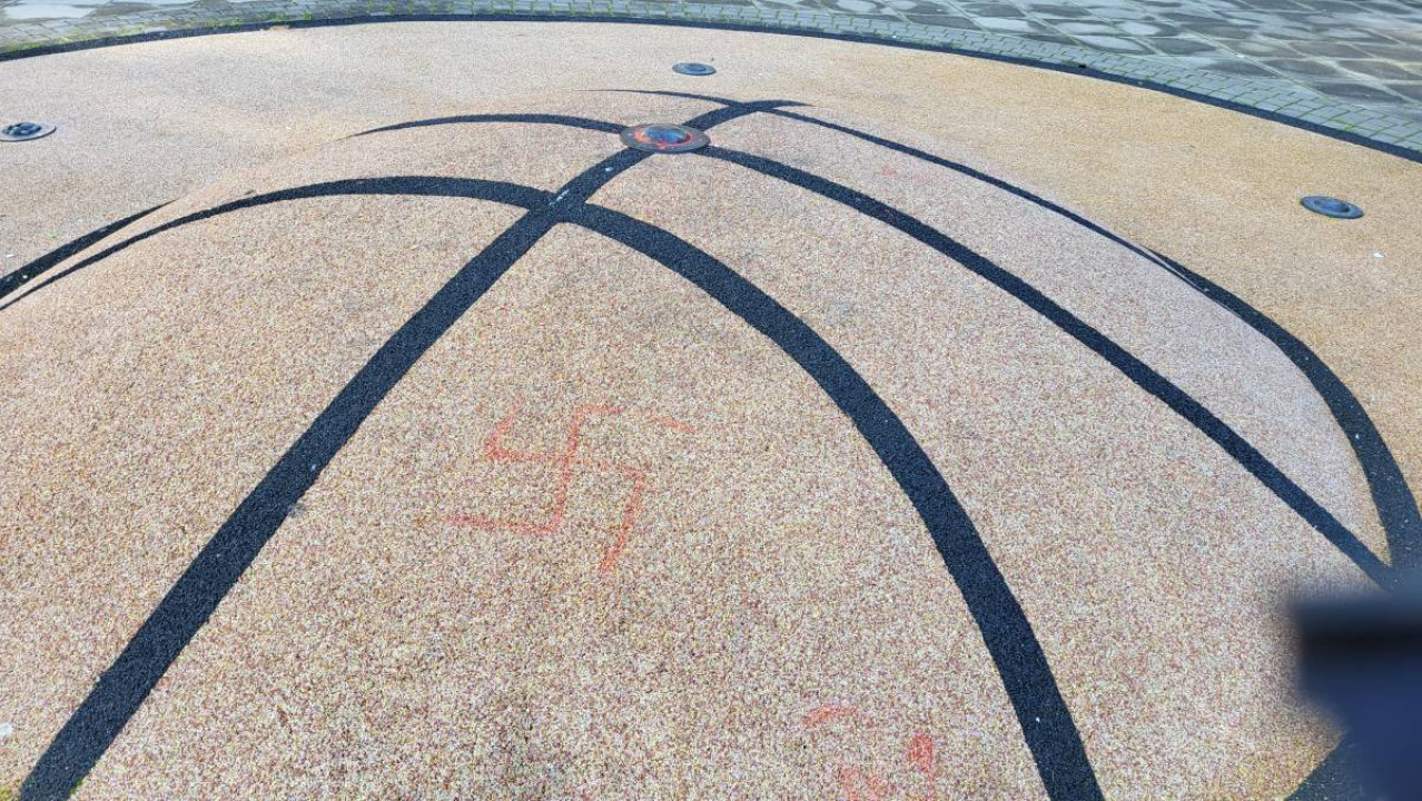 Vandalizam i nacizam na Trgu Dražena Petrovića u Šibeniku