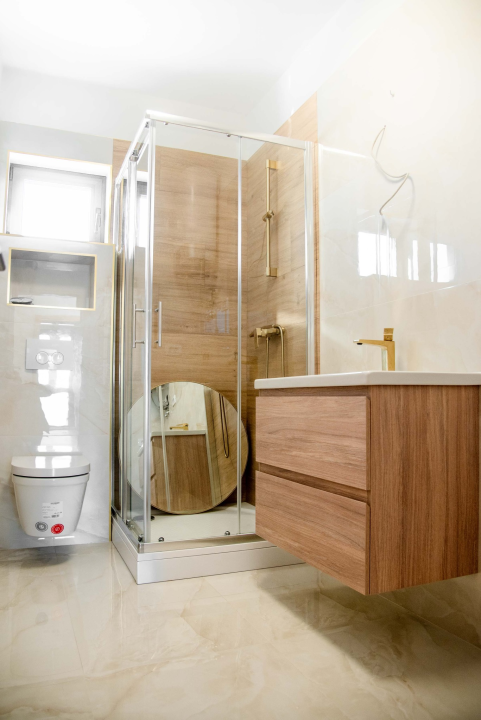 Iznajmljuje se atraktivan i prostran poslovni prostor u Ražinama!