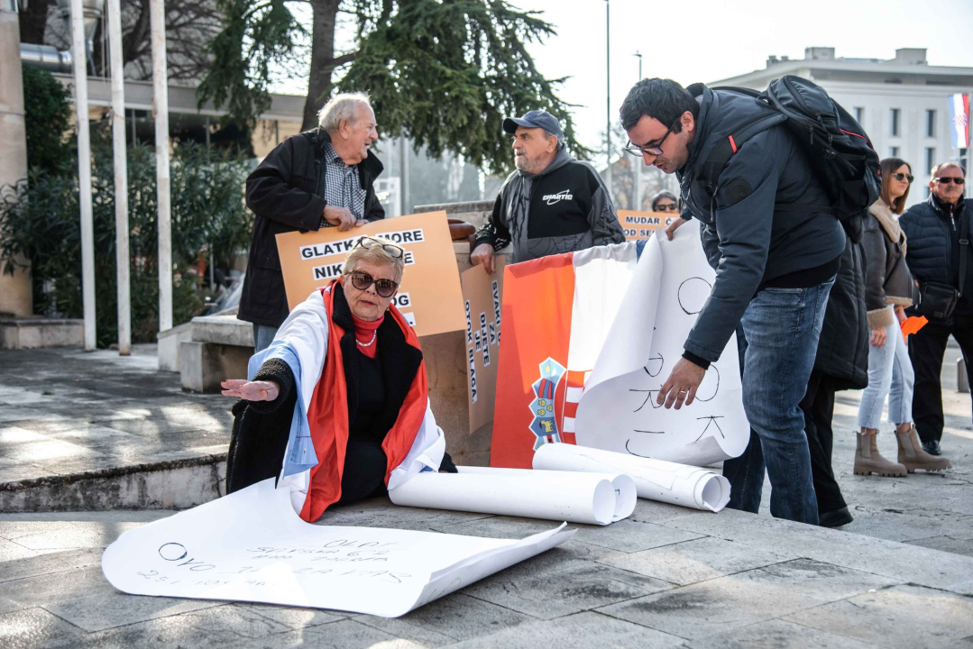 Kaprijani ne odustaju, prosvjedovali ispred gradske uprave: 'Postali smo otok-slučaj radi par usijanih glava'