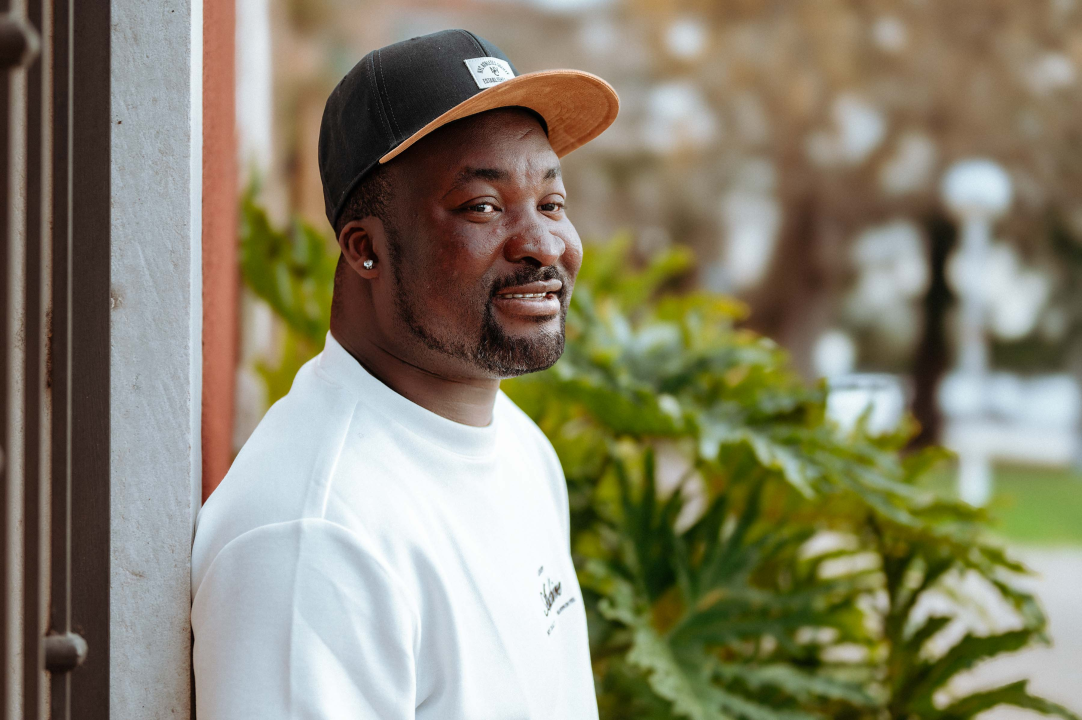 Hayford je u Šibenik donio dva Guinnessova rekorda: Vozi hoverboard balansirajući 10 čaša na nožu kojeg drži u ustima 