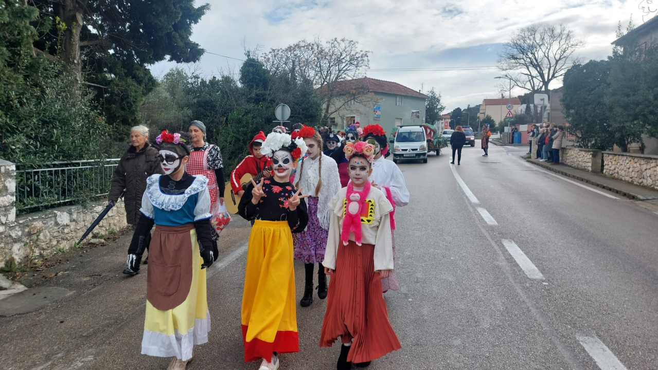 Male Bake maskama oduševile publiku u Murteru