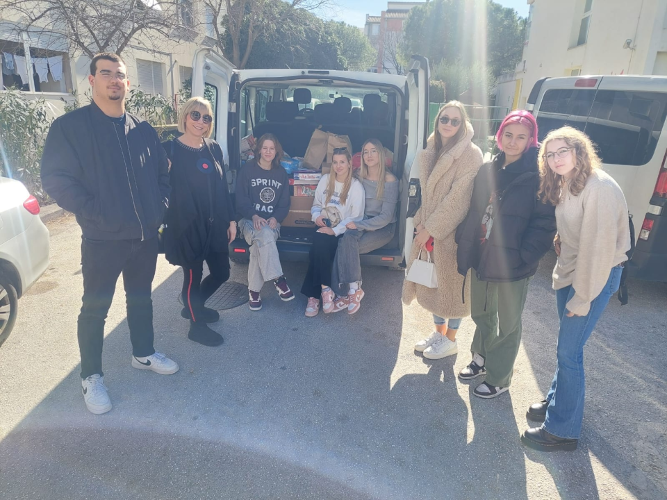 Šibenski gimnazijalci kupili hranilice, igračke i  školski pribor za djecu u domu Maestral