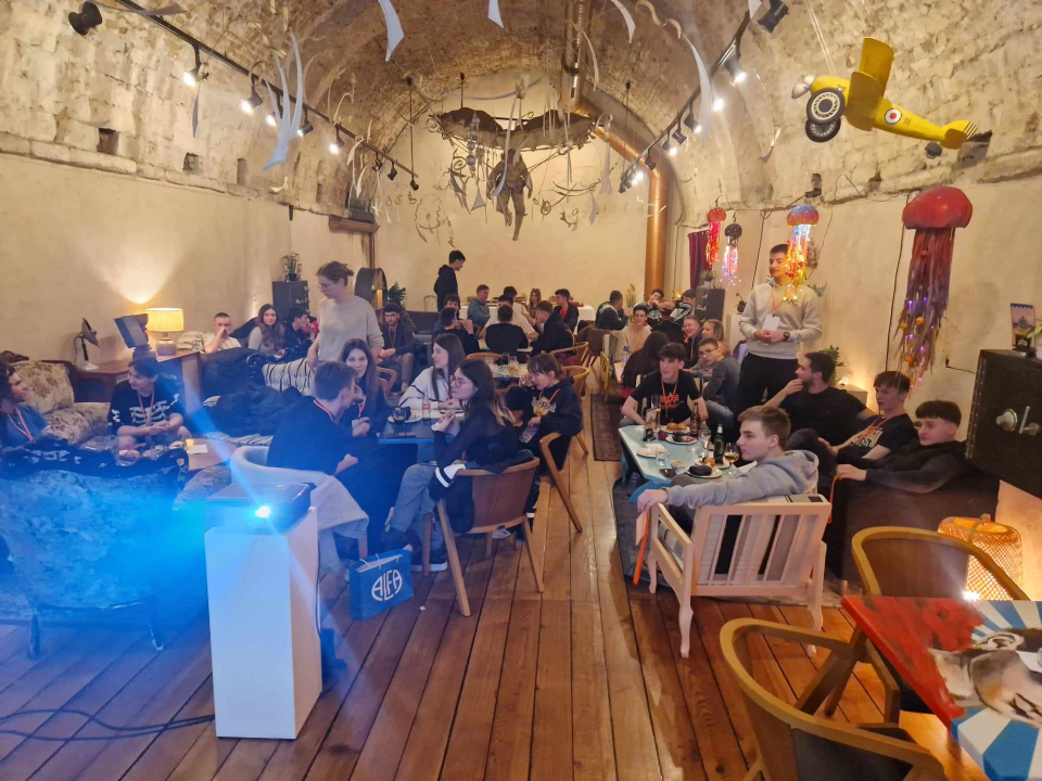 Mladi kvizaši iz cijele Hrvatske okupili se u Šibeniku: Sinoć u Azimutu druženje, večeras u Arsenu veliko finale