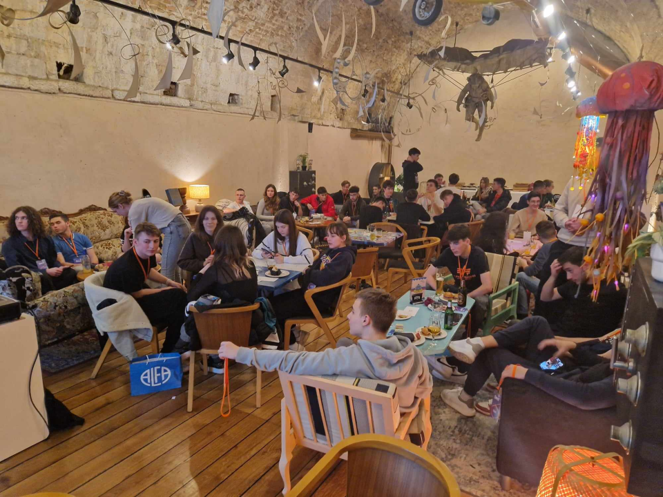 Mladi kvizaši iz cijele Hrvatske okupili se u Šibeniku: Sinoć u Azimutu druženje, večeras u Arsenu veliko finale