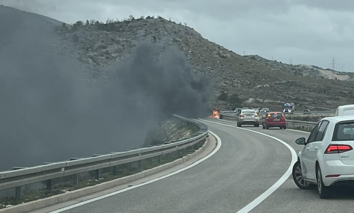 Automobil u plamenu kod izlaza s autoceste poviše Dubrave