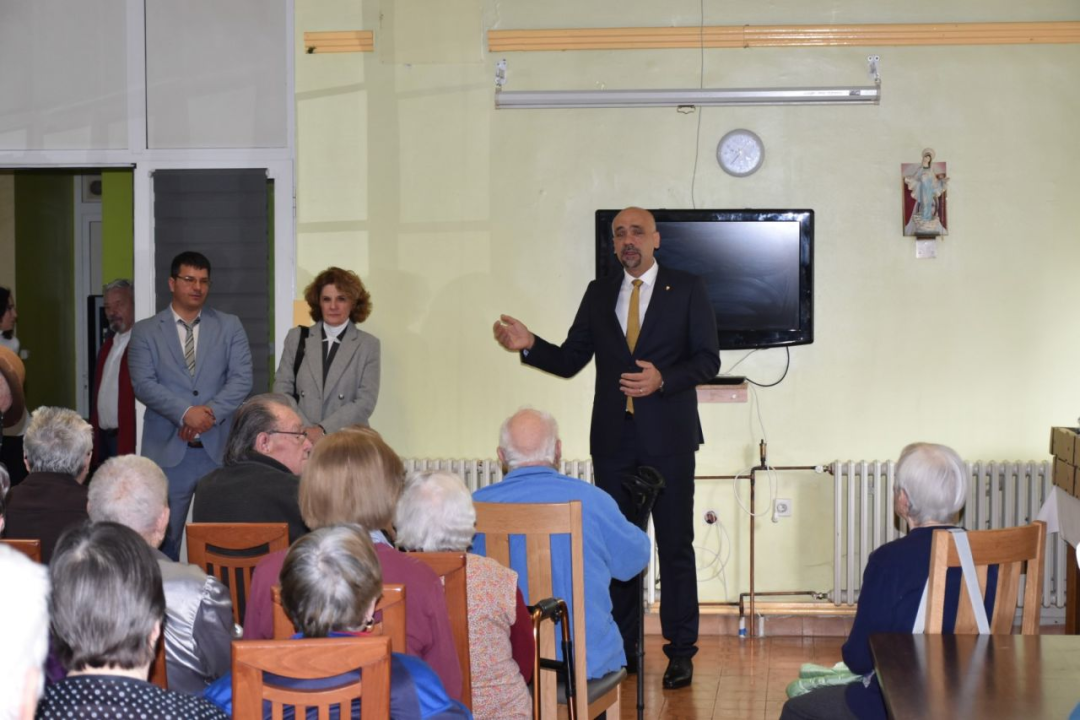 Župan Marko Jelić podijelio uskršnje pogače u Cvjetnom domu