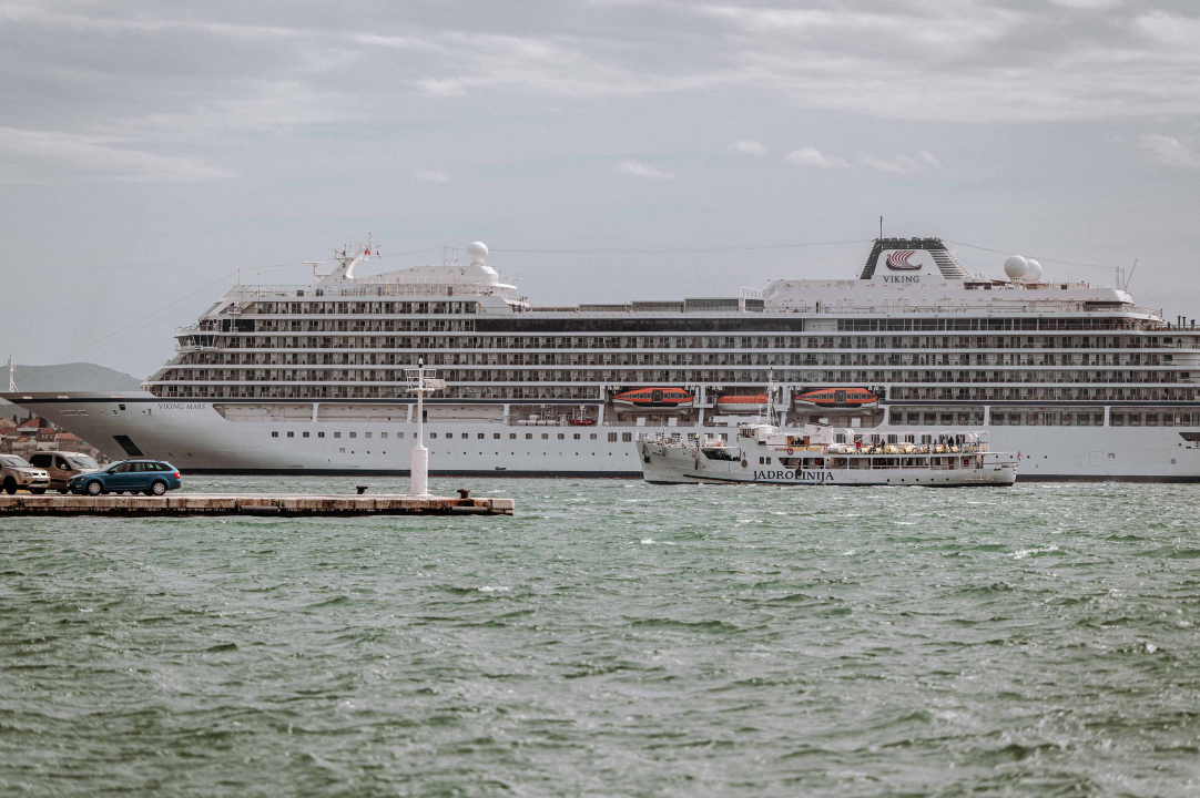 Jadrolinijina Premuda pokraj kruzera Viking Mars izgleda kao dječja igračka
