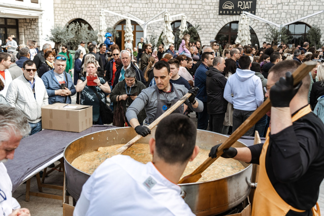 Uskrsni doručak i ove godine privukao brojne Šibenčane, fritaja 'planula' u nekoliko minuta