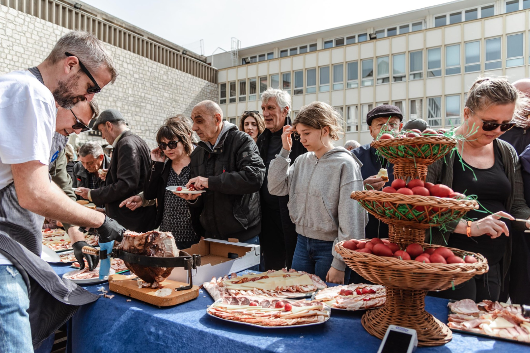 Uskrsni doručak i ove godine privukao brojne Šibenčane, fritaja 'planula' u nekoliko minuta