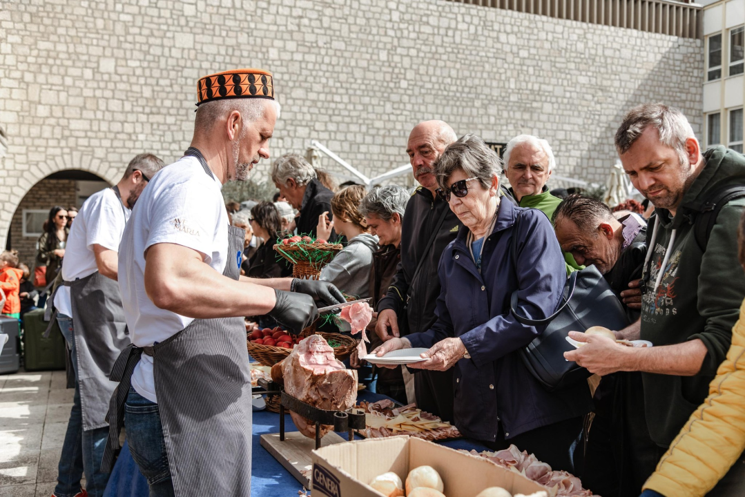 Uskrsni doručak i ove godine privukao brojne Šibenčane, fritaja 'planula' u nekoliko minuta