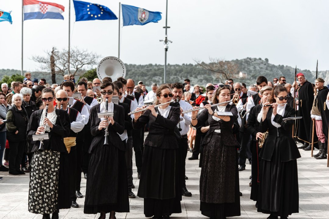 Uskrsni doručak i ove godine privukao brojne Šibenčane, fritaja 'planula' u nekoliko minuta
