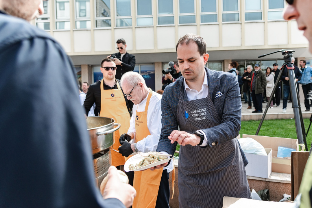Uskrsni doručak i ove godine privukao brojne Šibenčane, fritaja 'planula' u nekoliko minuta