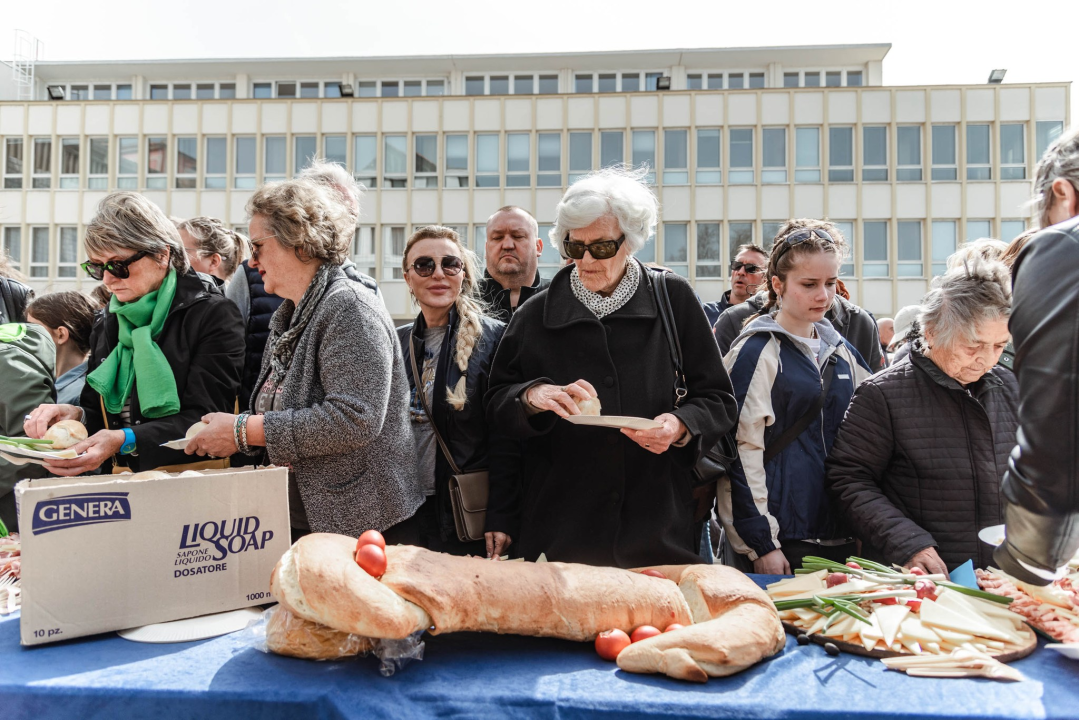 Uskrsni doručak i ove godine privukao brojne Šibenčane, fritaja 'planula' u nekoliko minuta