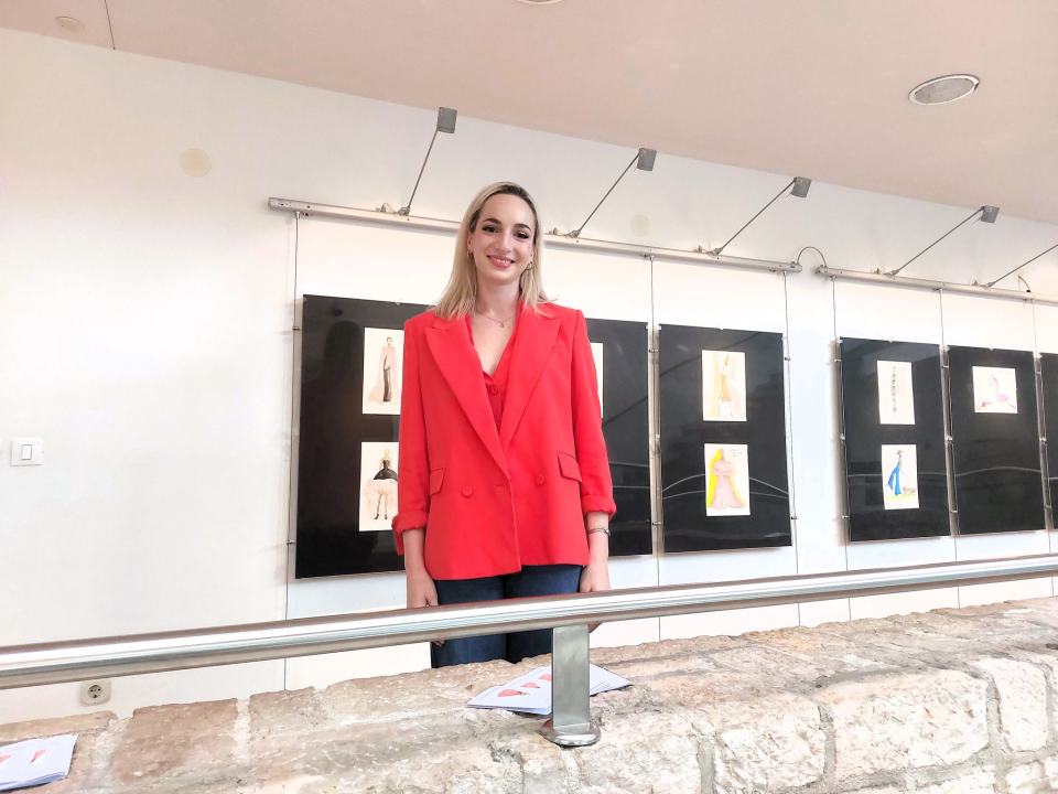 U knjižnici otvorena izložba modnih crteža košarkašice Šibenika Tihane Stojsavljević