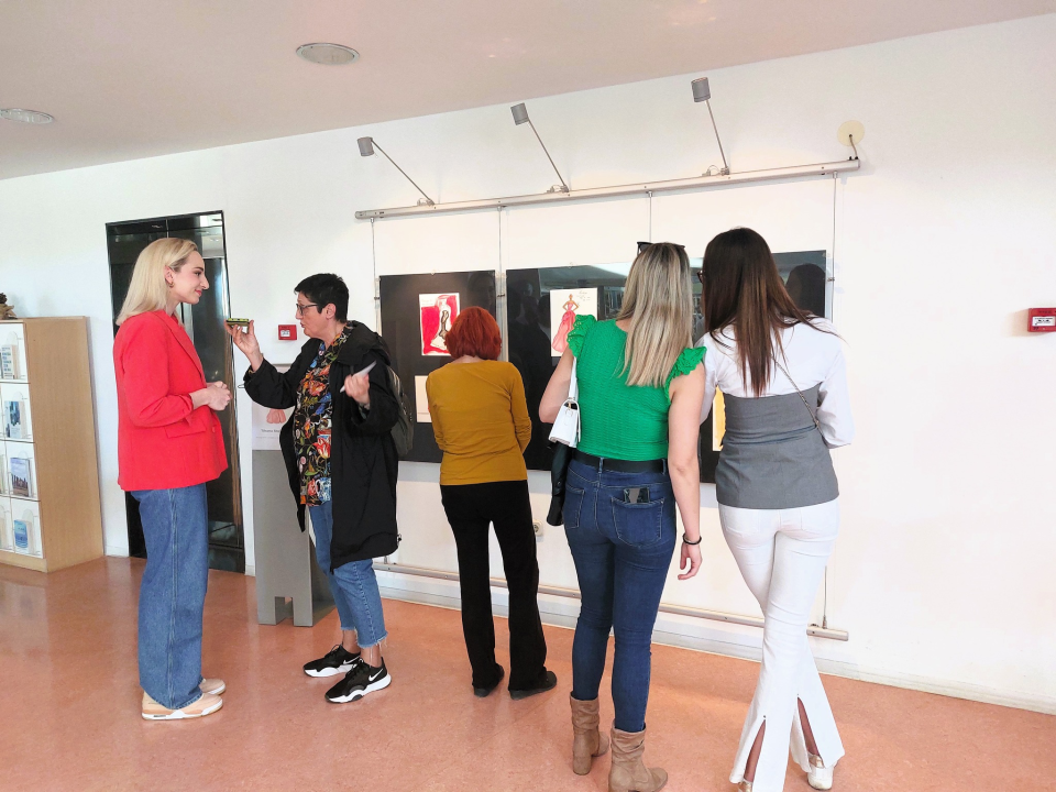 U knjižnici otvorena izložba modnih crteža košarkašice Šibenika Tihane Stojsavljević