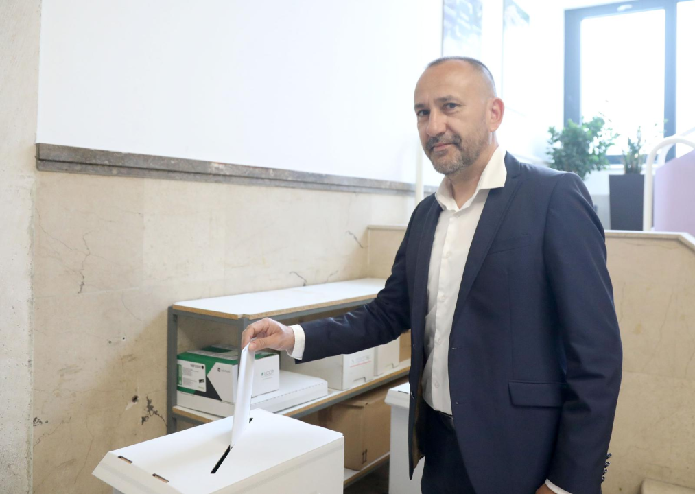 Listiće u glasačke kutije ubacili su šibenski političari s lista za Sabor: Burić, Restović, Zekanović, Šintić...